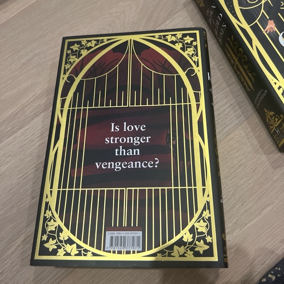 Fairyloot Edition of A Kingdom of Flesh and Fire by Jennifer L. Armentrout - Picture 2 of 5